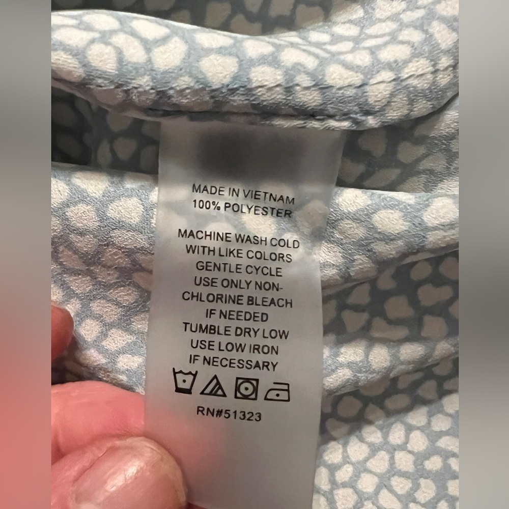 🛍️ VINCE CAMUTO Light blue and white printed blouse size S. - Picture 9 of 11